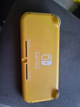 Nintendo Switch Lite Amarilla + 4 juegos