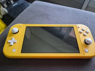 Nintendo Switch Lite Amarilla + 4 juegos