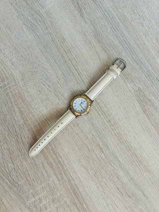 Reloj de pulsera beige y dorado