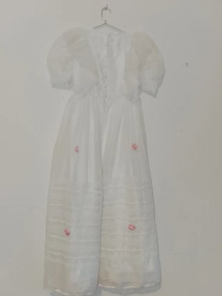 Vestido de comunión blanco con flores rosas