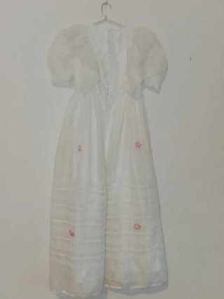 Vestido de comunión blanco con flores rosas