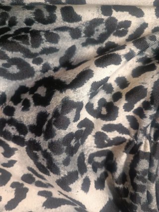 Blusa cuello bandeja estampado animal print