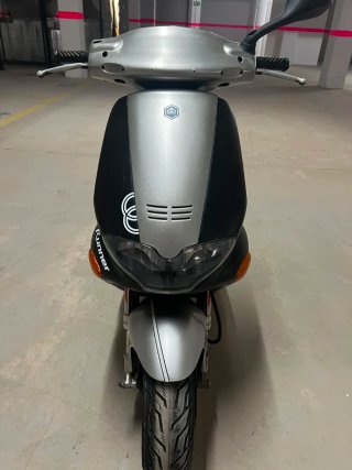 Gilera Scooter Negra y Plateada