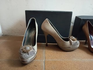 Zapatos de tacón beige con pedrería