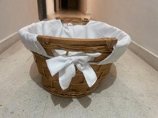 Cestas de mimbre y tela. Se compraron para boda