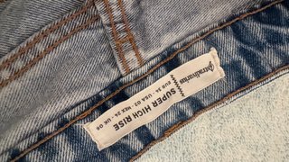 Pantalones cortos vaqueros desgastados