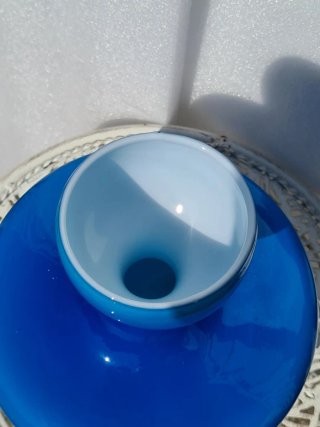 Vaso in vetro incamiciato blu e bianco