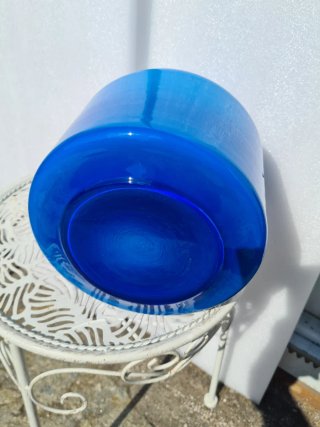 Vaso in vetro incamiciato blu e bianco