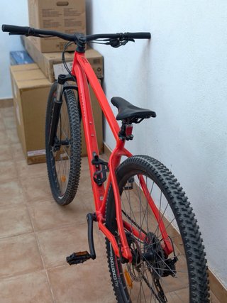 Bicicleta de montaña roja