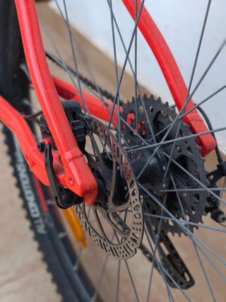 Bicicleta de montaña roja