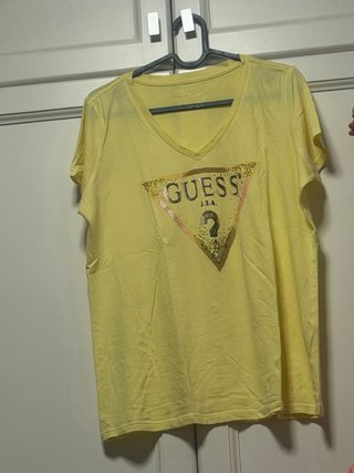 Camiseta Guess Beige con Logo Triángulo