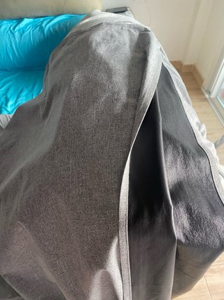 Cortinas de tela grises y blancas