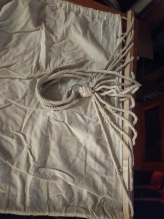 Hamaca de tela con estructura de madera. Lavarla.