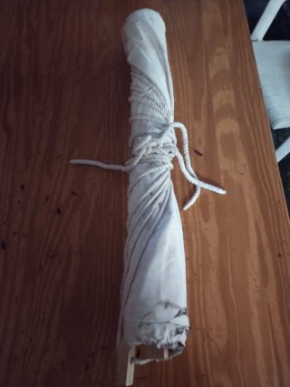 Hamaca de tela con estructura de madera. Lavarla.