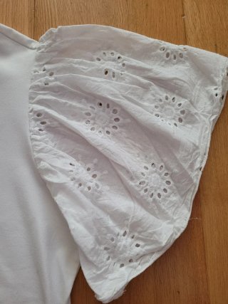 Camiseta blanca manga abullonada