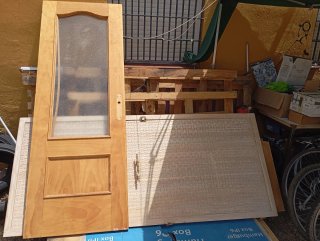 Puerta madera con cristal y puerta cocina