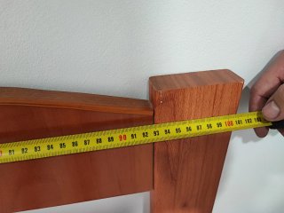 Cabecero de madera marrón