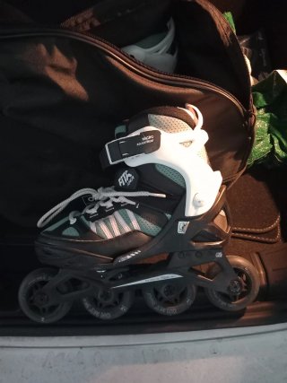 -Patines talla 36 + Casco y protecciones.