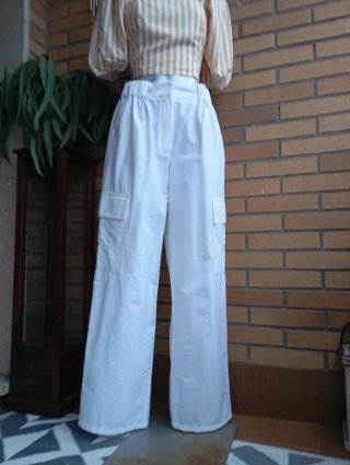 Pantalones cargo Massimo Dutti blancos