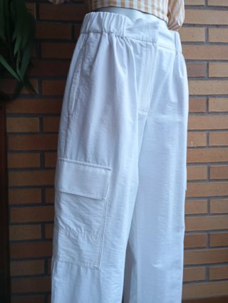 Pantalones cargo Massimo Dutti blancos