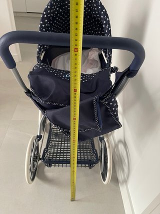 Carrito de bebé azul con capota