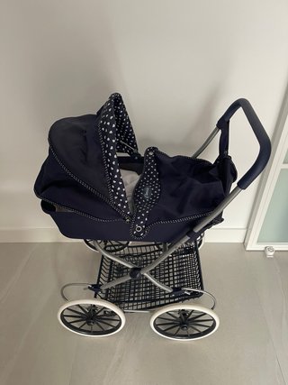 Carrito de bebé azul con capota