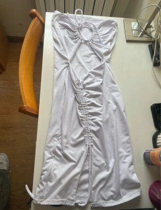 Vestido blanco con fruncido y abertura