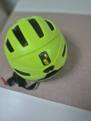 Casco Btwin verde fluorescente