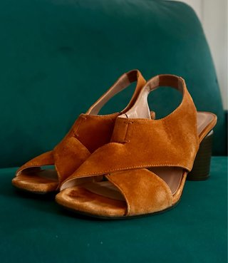 Sandalias tacón piel marrón