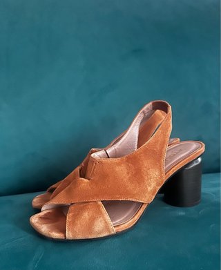 Sandalias tacón piel marrón