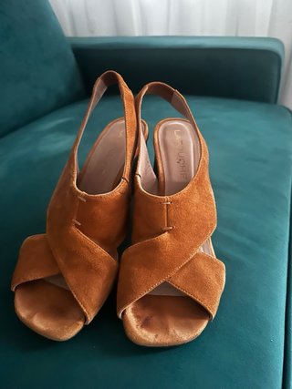 Sandalias tacón piel marrón