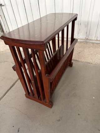 Revistero de madera maciza con incrustaciones
