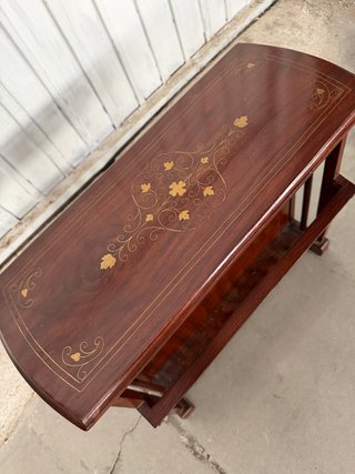 Revistero de madera maciza con incrustaciones