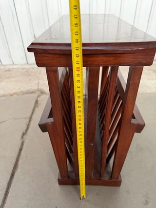 Revistero de madera maciza con incrustaciones