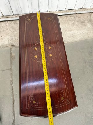 Revistero de madera maciza con incrustaciones