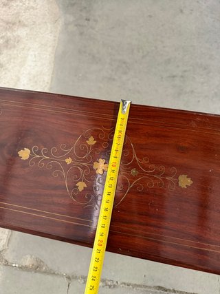 Revistero de madera maciza con incrustaciones