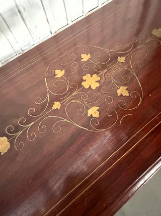 Revistero de madera maciza con incrustaciones