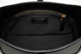 Bolso Saint Laurent Negro de Piel con Logo Dorado