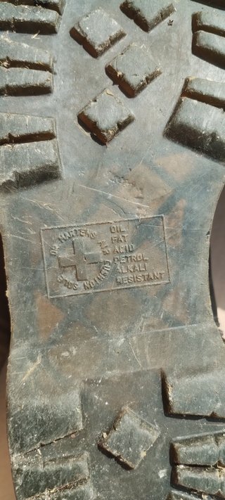 Dr. Martens Scarponi Neri con Lacci Rossi