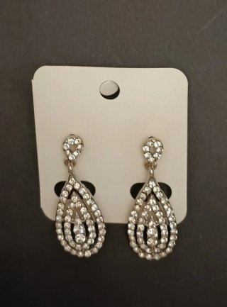 Pendientes plateados con pedrería Largo 4 cms