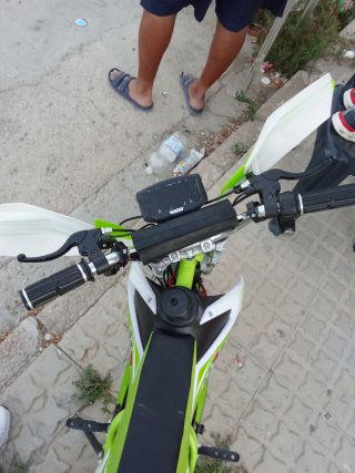 Mini moto eléctrica verde y blanca