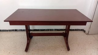 Mesa de comedor de madera oscura