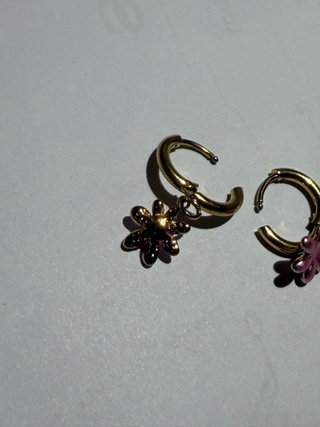 Brincos Argola Dourados Flor Rosa Aço Inox