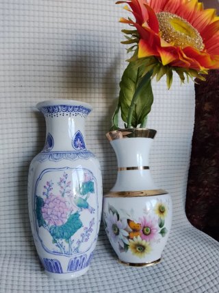 Dos jarrones de cerámica y porcelana