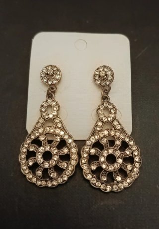 Pendientes plateados con pedrería Largo 5 cms