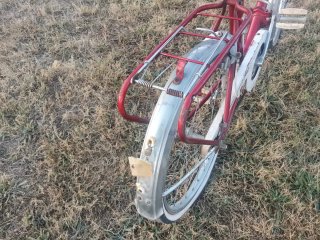 Bicicleta Mobylette Clásica Roja y Blanca.