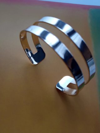 Pulsera de diseño sencillo y minimalista.