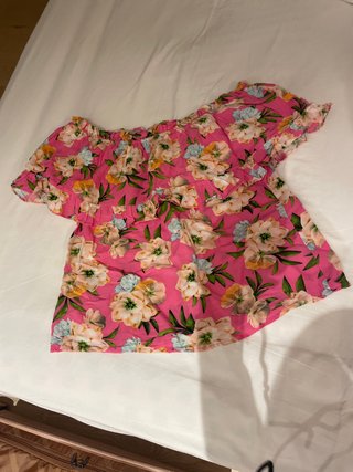 Blusa rosa con estampado floral