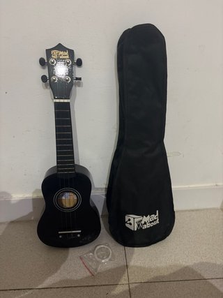 Ukelele negro mini con funda