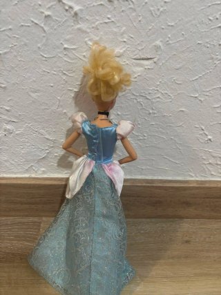 Barbie Cenicienta con 2 vestidos